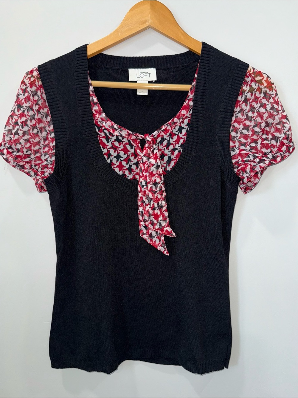 Ann Taylor LOFT Black Knit Top with Red Patterned Tie-Neck Sleeves Women’s Small